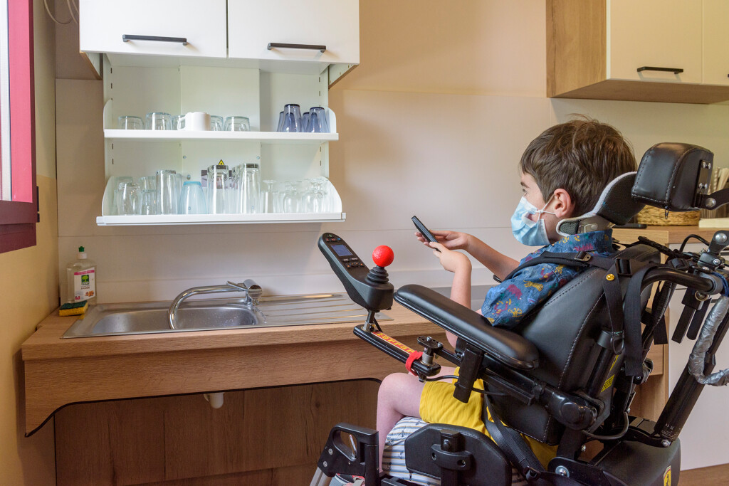 Un enfant en situation de handicap utilise la cuisine de la Maison des familles d'Etiolles en toute autonomie