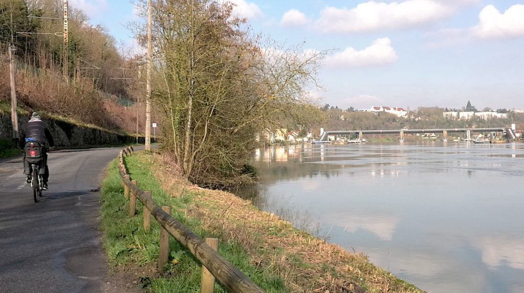 Les berges de Seine et l'écluse du Coudray-Montceaux.