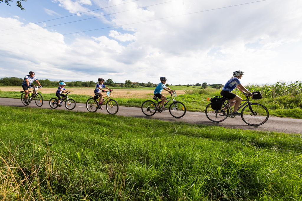 Vélo en famille à la campagne